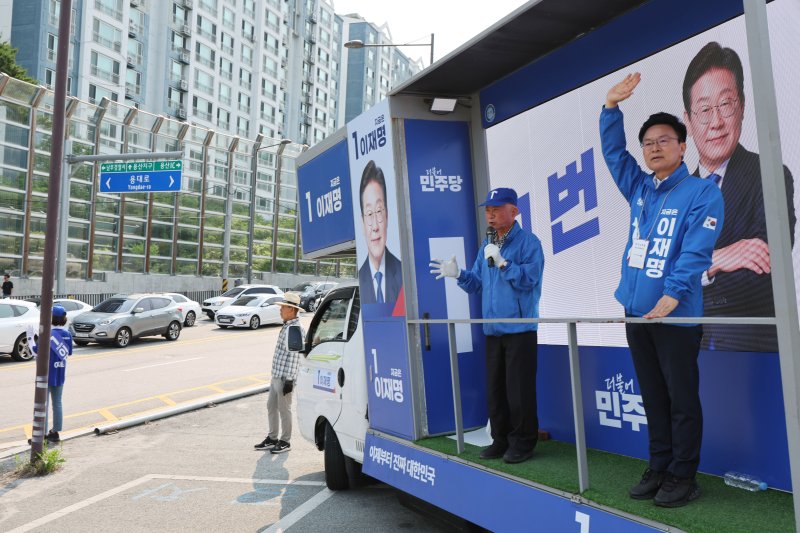 조기토토 바카라 사이트을 일주일 앞둔 27일 광주 남구 봉선동 사거리에서 동남갑 정진욱 더불어민주당 국회의원이 출근길 유세하고 있다. 2025.5.27/뉴스1 ⓒ News1 박지현 기자