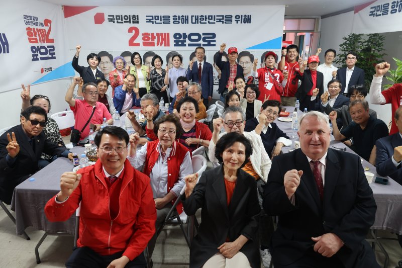 김문수 국민의힘 대통령 후보 부인 설난영 여사가 27일 전남 순천시선대위 회의에 참석해 당원들과 기념촬영을 하고 있다. (국민의힘 제공. 재판매 및 DB 금지) 2025.5.27/토토 바카라 사이트1