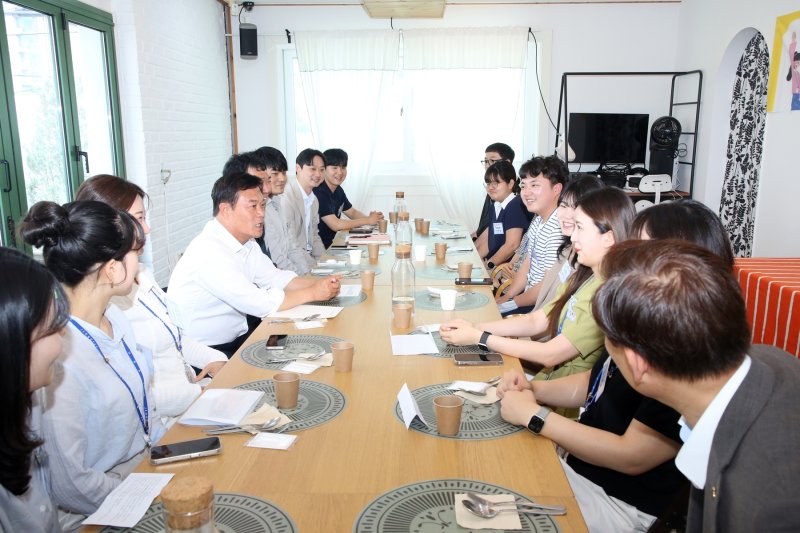 이학수 정읍시장(왼쪽 가운데)이 MZ세대 메이저 바카라 메이저 바카라들과 편안한 분위기 속에서 브런치를 함께하며 진솔한 대화를 나누는 두 번째 ‘브런치 소통·공감 토크’ 시간을 가졌다.(정읍시 제공, 재판매 및 DB금지)