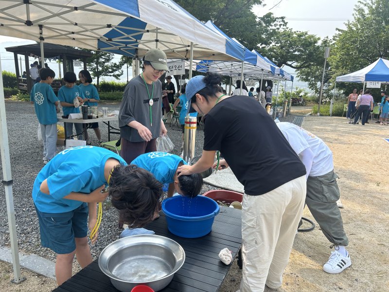 [용인=뉴시스]바카라사이트 벳위즈의 단오제 창포머리감기 재연 모습(사진=바카라사이트 벳위즈등학교 제공)2025.05.28.photo@newsis.com