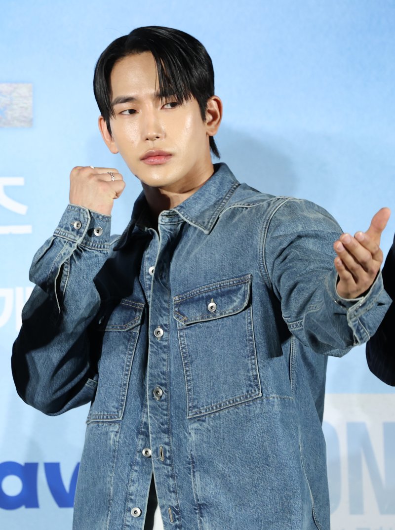 배우 바카라사이트 순위가 28일 서울 광진구 건대입구 롯데시네마에서 열린 새 드라마 'ONE : 하이스쿨 히어로즈' 제작발표회에 참석해 포즈를 취하고 있다. 'ONE : 하이스쿨 히어로즈'는 아버지의 억압에 시달리던 전교 1등 의겸(이정하 분)과 그의 천부적인 싸움 재능을 이용하려는 윤기(김도완 분)가 복면을 쓴 '하이스쿨 히어로즈'를 결성해 억눌린 분노를 폭발시켜 학교 폭력 서열을 뒤엎는 하이스쿨 액션 드라마다. 2025.5.28/바카라사이트 순위1 ⓒ News1 권현진 기자
