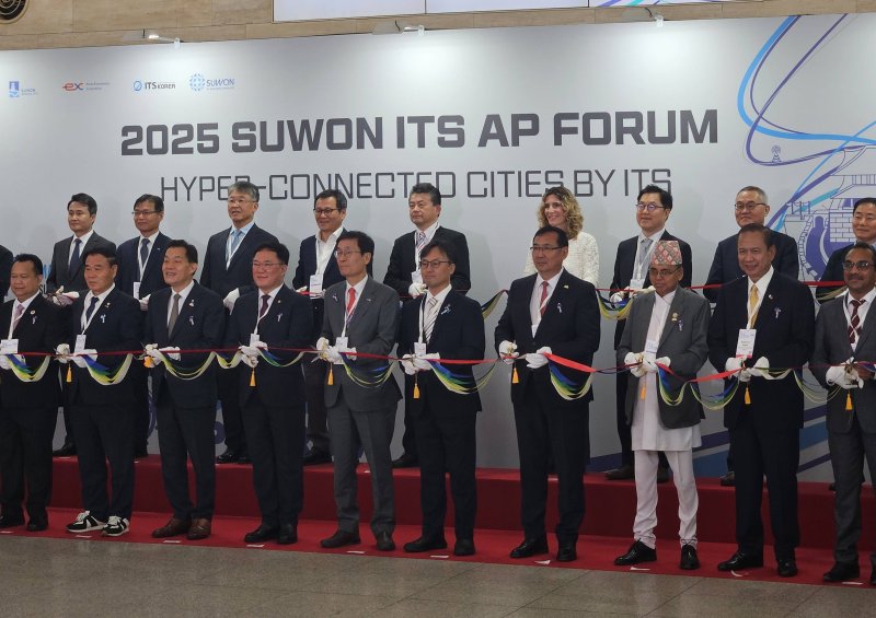 [수원=뉴시스] 정진형 기자 = 28일 수원컨벤션센터에서 열린 '2025 수원 ITS(지능형 교통체계) 아태총회'에서 참석자들이 전시회 입장에 앞서 커팅식을 갖고 있다. formation@newsis.com *재판매 및 DB 금지