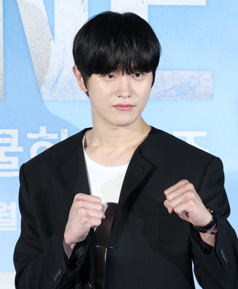 배우 토토 바카라 사이트이 28일 서울 광진구 건대입구 롯데시네마에서 열린 새 드라마 'ONE : 하이스쿨 히어로즈' 제작발표회에 참석해 포즈를 취하고 있다. 'ONE : 하이스쿨 히어로즈'는 아버지의 억압에 시달리던 전교 1등 의겸(이정하 분)과 그의 천부적인 싸움 재능을 이용하려는 윤기(김도완 분)가 복면을 쓴 '하이스쿨 히어로즈'를 결성해 억눌린 분노를 폭발시켜 학교 폭력 서열을 뒤엎는 하이스쿨 액션 드라마다. 2025.5.28/토토 바카라 사이트1 ⓒ News1 권현진 기자