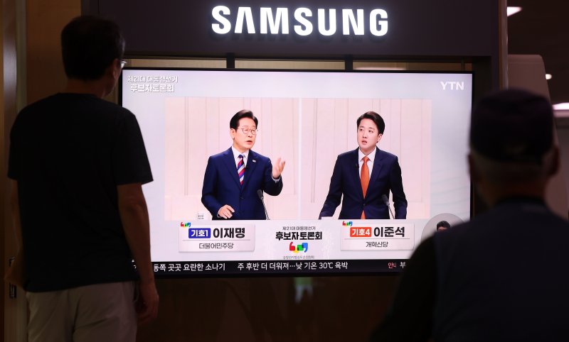 [서울=뉴시스] 홍효식 기자 = 27일 오후 서울역 대합실에서 시민들이 중앙선거방송토론위원회 주관 제21대 대통령선거 3차 바카라사이트 온카판자 토론회를 시청하고 있다. 2025.05.27. yesphoto@newsis.com