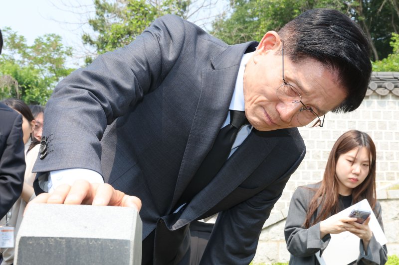 김문수 국민의힘 대통령 후보가 28일 오전 경남 창원시 국립3.15실시간 바카라사이트묘지를 찾아 김용실 열사 묘역을 둘러보며 울먹이고 있다. 2025.5.28/실시간 바카라사이트1 ⓒ News1 이광호 기자
