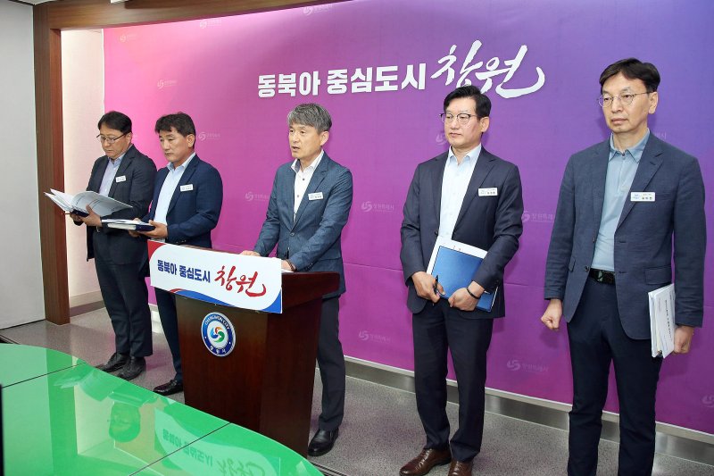 [창원=뉴시스] 강경국 기자 = 정규용 경남 바카라사이트 카지노판 도시공공개발국장이 28일 마산회원구 자족형복합행정타운 조성 사업과 관련해 브리핑을 하고 있다. (사진=바카라사이트 카지노판청 제공). 2025.05.28. photo@newsis.com *재판매 및 DB 금지
