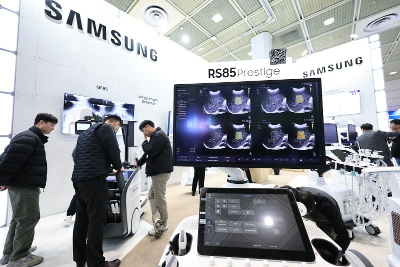 20일 오후 서울 강남구 삼성동 코엑스에서 열린 제40회 국제바카라사이트 온카판·병원설비전시회(KIMES 2025)를 찾은 참관객들이 삼성메디슨 부스에서 초음파 진단기기 등을 살펴보고 있다. 2025.3.20/뉴스1 ⓒ News1 박정호 기자