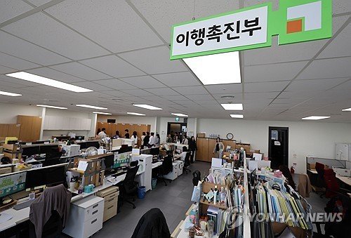 양육비이행관리원 살펴보는 취재진 (출처=연합뉴스)