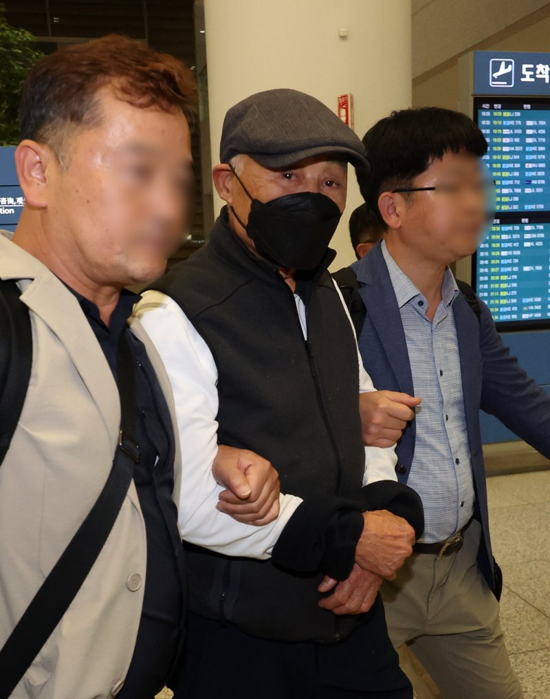 [인천공항=뉴시스] 김선웅 기자 = 에볼루션 바카라 사이트로 조세포탈 재판에 불출석한 대주그룹 허재호 전 회장이 강제 구인 절차로 송환돼 27일 인천국제공항을 통해 귀국, 압송되고 있다. 2025.05.27. mangusta@newsis.com