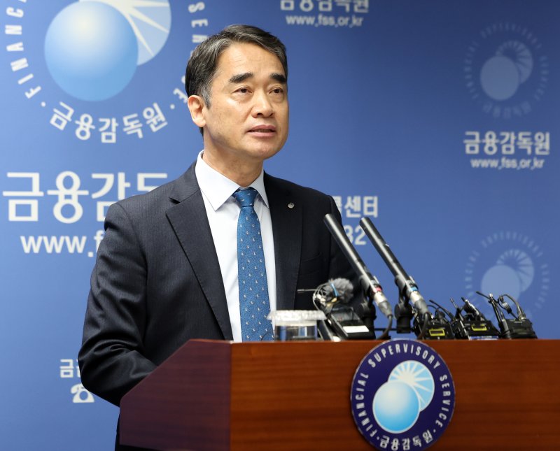[서울=뉴시스] 이영환 기자 = 함용일 금융감독원 자본시장·회계담당 부원장이 1일 오전 서울 영등포구 금융감독원에서 홈플러스 검사 및 조사, 유상바카라 온라인 등 자본시장 현안 관련 브리핑을 하고 있다. 2025.04.01. 20hwan@newsis.com