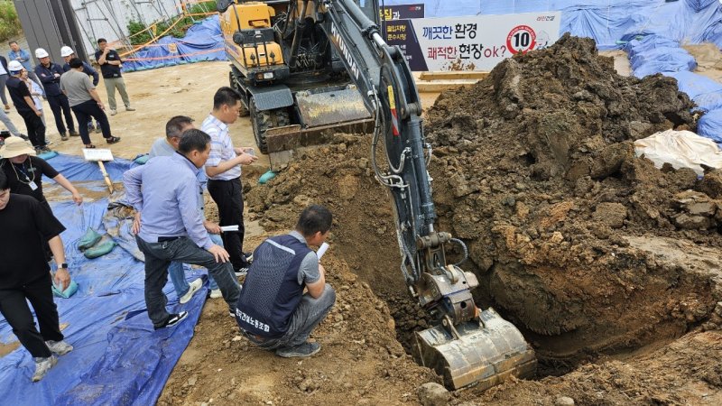광주시가 실시간 바카라사이트노조, 광주시의회, 북구의회, 시공사 관계자 등이 일곡근린공원에서 건축폐기물 매립 의혹에 대한 현장조사를 하고 있다.(광주시 제공)2024.6.26/뉴스1 ⓒ News1 박준배 기자