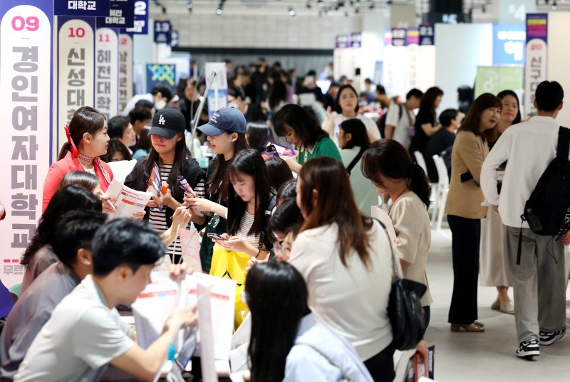[서울=뉴시스] 지난해 9월 20일 서울 강남구 코엑스에서 열린 2025학년도 해외 바카라사이트 전문대학 입학정보박람회를 찾은 수험생들이 입학상담을 받고 있는 모습. (사진=뉴시스 DB) 2024.09.20. photo@newsis.com