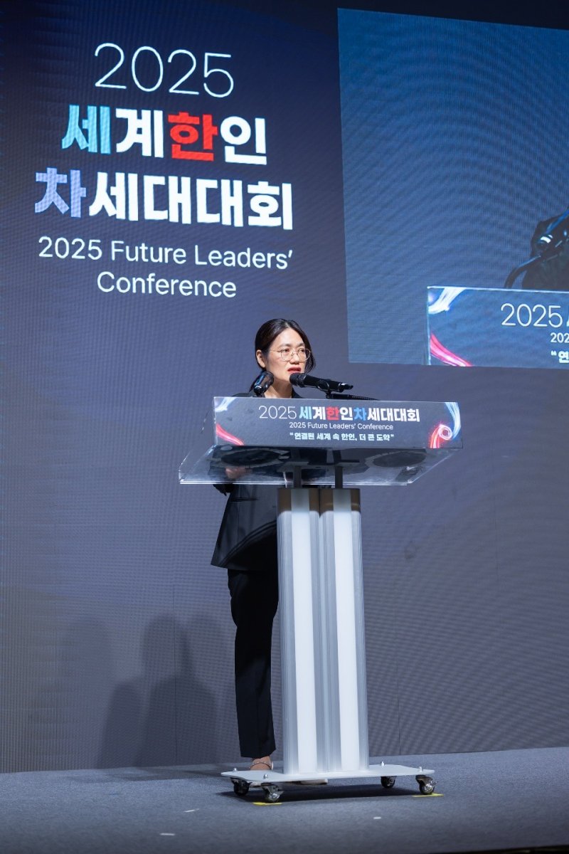 이은영 인사처 바카라사이트정보기획관이 27일 2025 세계한인차세대대회 글로벌 바카라사이트사업 설명회에서 국제 바카라사이트 영입 사례를 소개하고 있다.(인사처 제공)