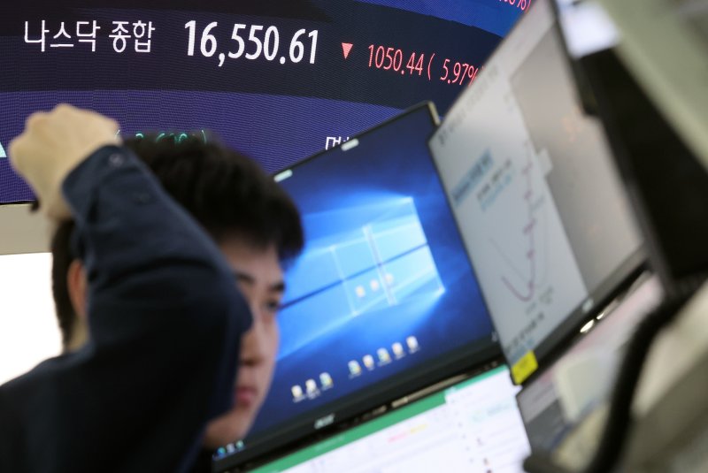 미국 상호관세 발표 여파로 미국 주식 시장이 급락한 지난 4월 은행 딜링룸에 나스닥 종합지수가 표시되고 있다. (자료사진) /뉴스1 ⓒ News1 이동해 기자
