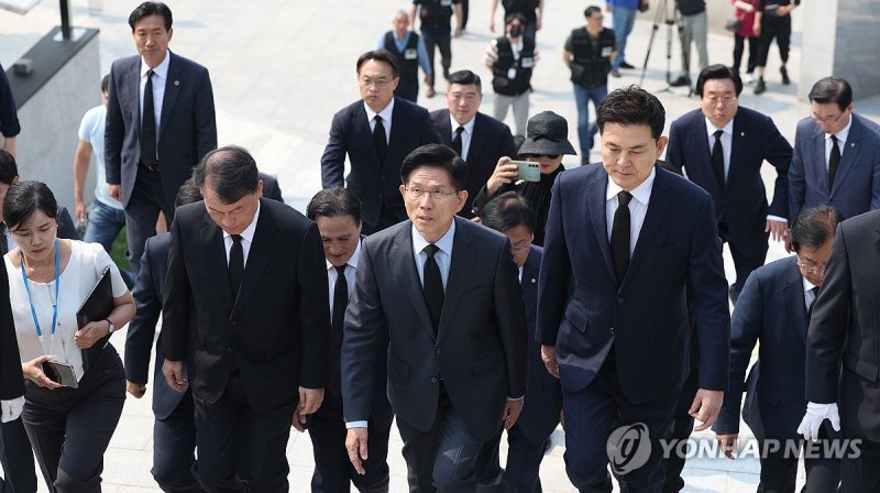 국립3·15민주묘지 찾은 김문수 후보 (출처=연합뉴스)