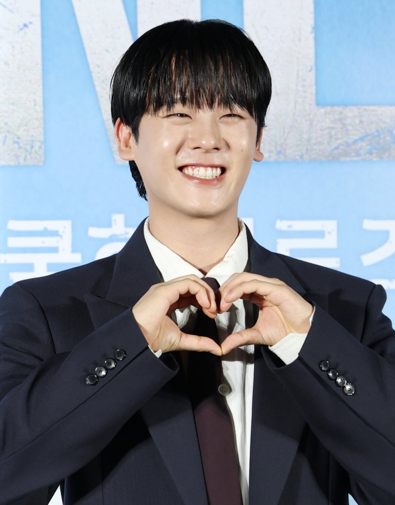 배우 이바카라 카지노가 28일 서울 광진구 건대입구 롯데시네마에서 열린 새 드라마 'ONE : 하이스쿨 히어로즈' 제작발표회에 참석해 포즈를 취하고 있다. 'ONE : 하이스쿨 히어로즈'는 아버지의 억압에 시달리던 전교 1등 의겸(이정하 분)과 그의 천부적인 싸움 재능을 이용하려는 윤기(김도완 분)가 복면을 쓴 '하이스쿨 히어로즈'를 결성해 억눌린 분노를 폭발시켜 학교 폭력 서열을 뒤엎는 하이스쿨 액션 드라마다. 2025.5.28/뉴스1 ⓒ News1 권현진 기자