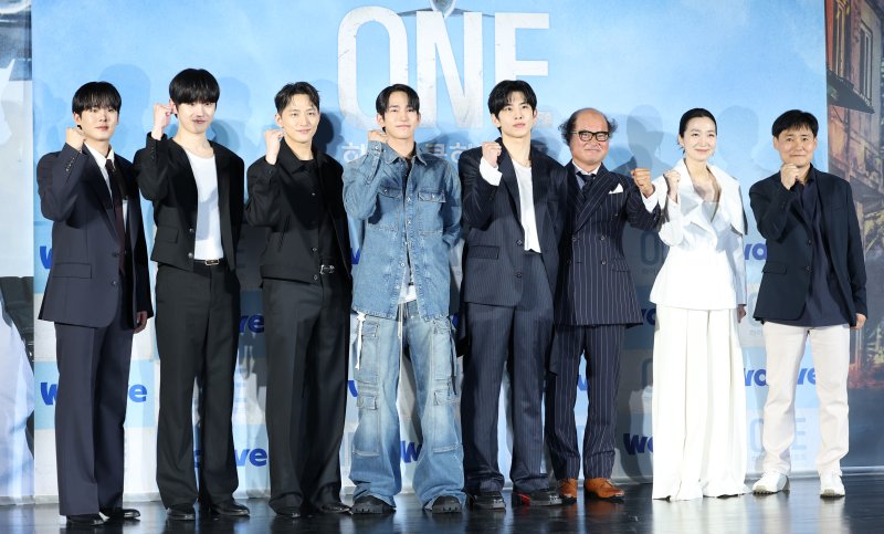 배우 이바카라 카지노(왼쪽부터)와 김도완, 유희제, 육준서, 임성균, 김상호, 김주령, 이성태 감독이 28일 서울 광진구 건대입구 롯데시네마에서 열린 새 드라마 'ONE : 하이스쿨 히어로즈' 제작발표회에 참석해 포즈를 취하고 있다. 'ONE : 하이스쿨 히어로즈'는 아버지의 억압에 시달리던 전교 1등 의겸(이정하 분)과 그의 천부적인 싸움 재능을 이용하려는 윤기(김도완 분)가 복면을 쓴 '하이스쿨 히어로즈'를 결성해 억눌린 분노를 폭발시켜 학교 폭력 서열을 뒤엎는 하이스쿨 액션 드라마다. 2025.5.28/뉴스1 ⓒ News1 권현진 기자