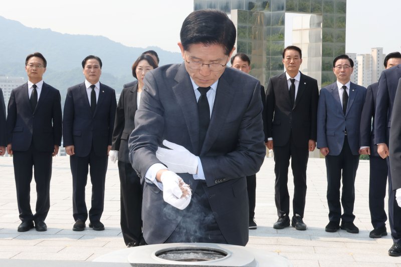 김문수 국민의힘 대통령 후보가 28일 오전 경남 창원시 국립3.15바카라사이트 유니벳를 찾아 참배하고 있다. 2025.5.28/바카라사이트 유니벳1 ⓒ News1 이광호 기자