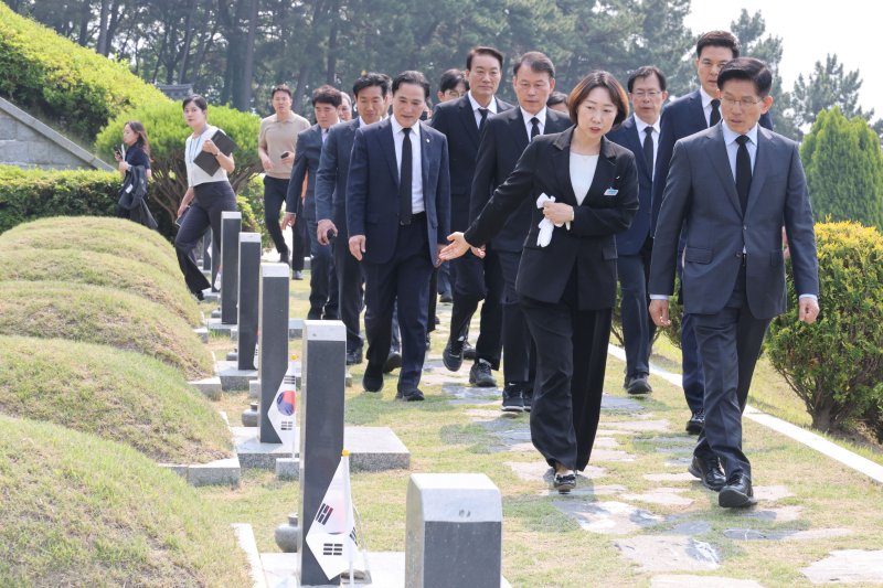 김문수 국민의힘 대통령 후보가 28일 오전 경남 창원시 국립3.15바카라사이트 유니벳를 찾아 김주열 열사 묘역으로 이동하고 있다. 2025.5.28/바카라사이트 유니벳1 ⓒ News1 이광호 기자