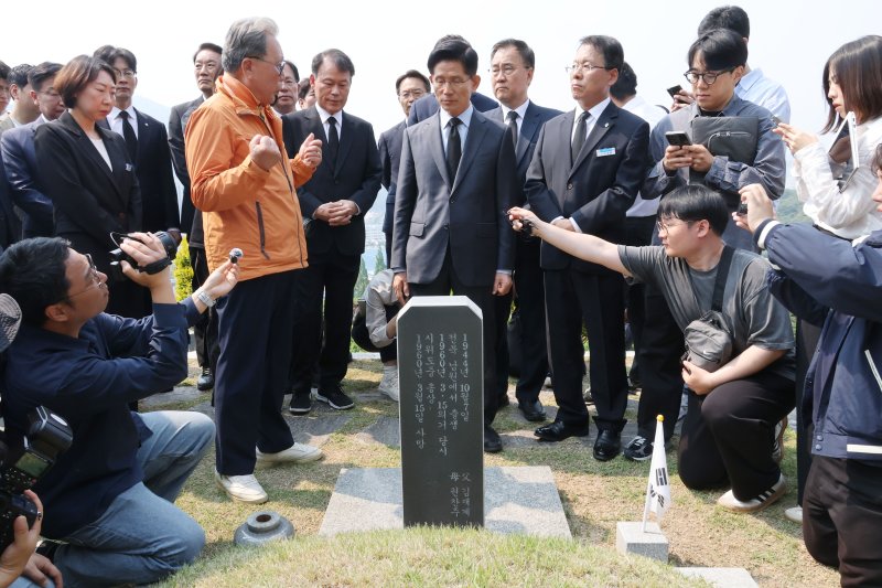 김문수 국민의힘 대통령 후보가 28일 오전 경남 창원시 국립3.15바카라사이트 유니벳를 찾아 김주열 열사 묘역을 둘러보며 한 시민으로부터 3.15의거 당시 상황에 대한 이야기를 듣고 있다. 2025.5.28/바카라사이트 유니벳1 ⓒ News1 이광호 기자