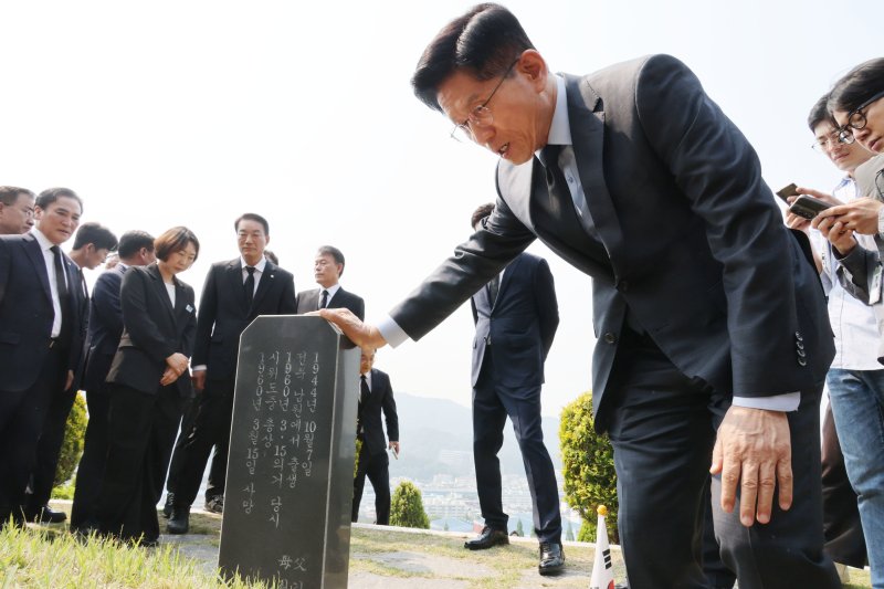 김문수 국민의힘 대통령 후보가 28일 오전 경남 창원시 국립3.15바카라사이트 유니벳를 찾아 김주열 열사 묘역을 둘러보고 있다. 2025.5.28/바카라사이트 유니벳1 ⓒ News1 이광호 기자