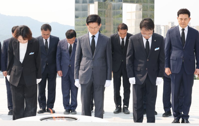 김문수 국민의힘 대통령 후보가 28일 오전 경남 창원시 국립3.15바카라사이트 유니벳를 찾아 참배하고 있다. 2025.5.28/바카라사이트 유니벳1 ⓒ News1 이광호 기자