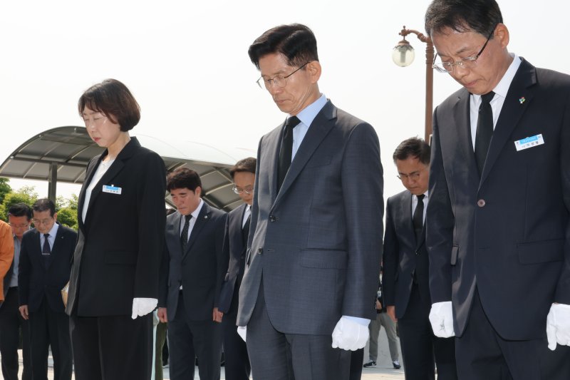 김문수 국민의힘 대통령 후보가 28일 오전 경남 창원시 국립3.15바카라사이트 유니벳를 찾아 참배하고 있다. 2025.5.28/바카라사이트 유니벳1 ⓒ News1 이광호 기자