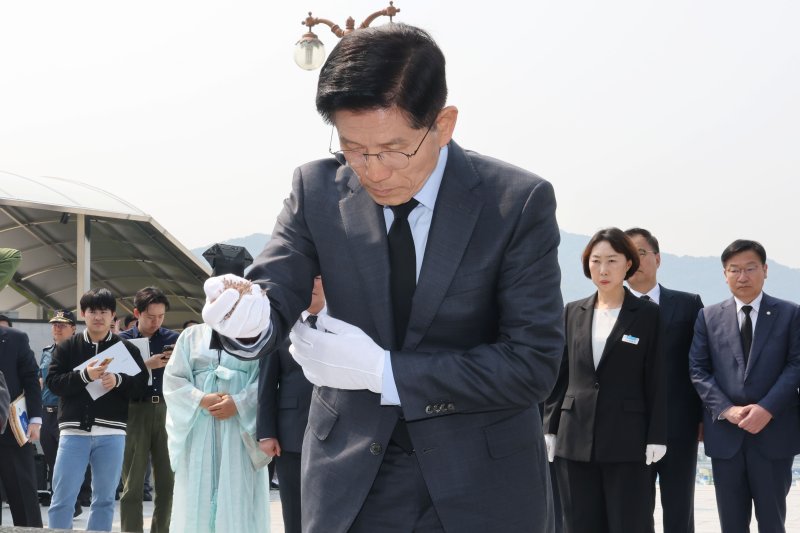 김문수 국민의힘 대통령 후보가 28일 오전 경남 창원시 국립3.15바카라사이트 유니벳를 찾아 참배하고 있다. 2025.5.28/바카라사이트 유니벳1 ⓒ News1 이광호 기자