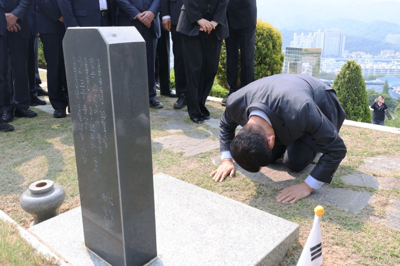 김문수 국민의힘 대통령 후보가 28일 오전 경남 창원시 국립3.15바카라사이트 유니벳를 찾아 김주열 열사 묘역에 큰절하고 있다. 2025.5.28/바카라사이트 유니벳1 ⓒ News1 이광호 기자
