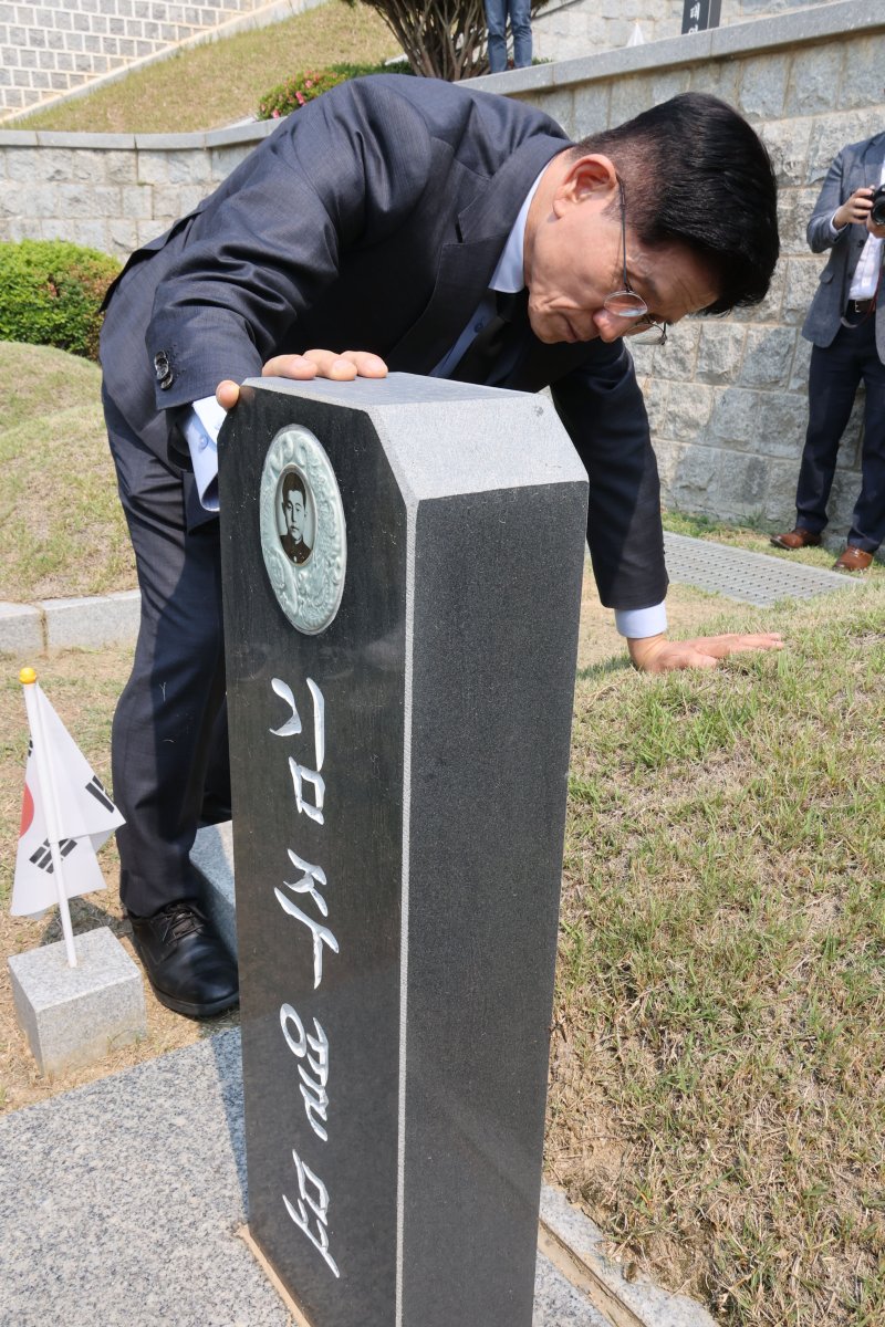김문수 국민의힘 대통령 후보가 28일 오전 경남 창원시 국립3.15바카라사이트 유니벳를 찾아 김주열 열사 묘역을 둘러보고 있다. 2025.5.28/바카라사이트 유니벳1 ⓒ News1 이광호 기자
