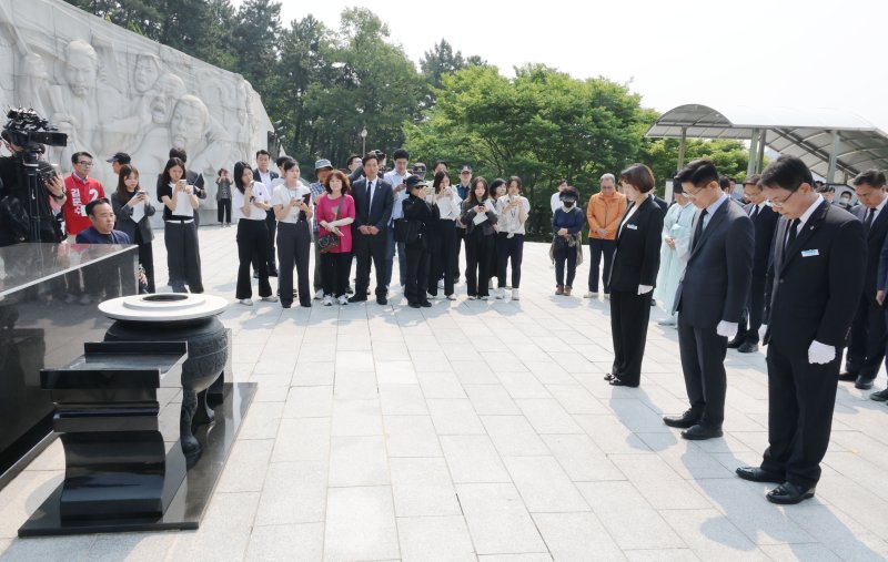 김문수 국민의힘 대통령 후보가 28일 오전 경남 창원시 국립3.15바카라사이트 유니벳를 찾아 참배하고 있다. 2025.5.28/바카라사이트 유니벳1 ⓒ News1 이광호 기자