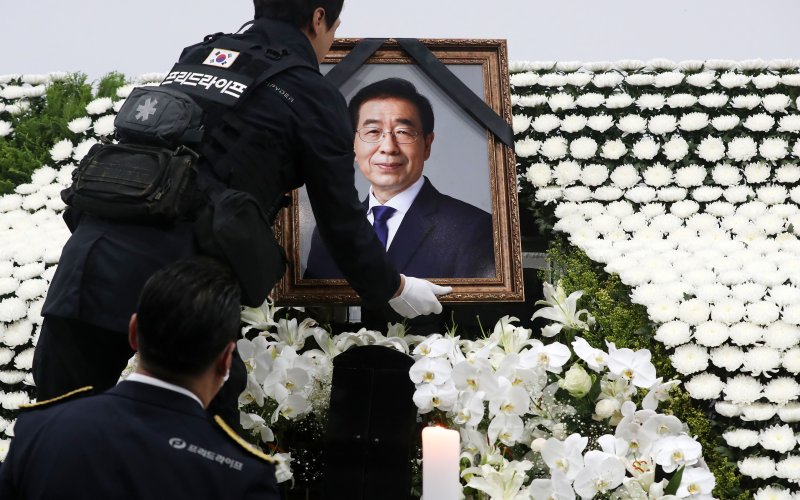 [서울=뉴시스] 지난 2020년 7월 13일 서울 중구 서울광장에 차려진 고 안전한 바카라 사이트 서울시장의 시민분향소가 철거되고 있다. (사진=뉴시스DB). 2025.05.28. photo@newsis.com