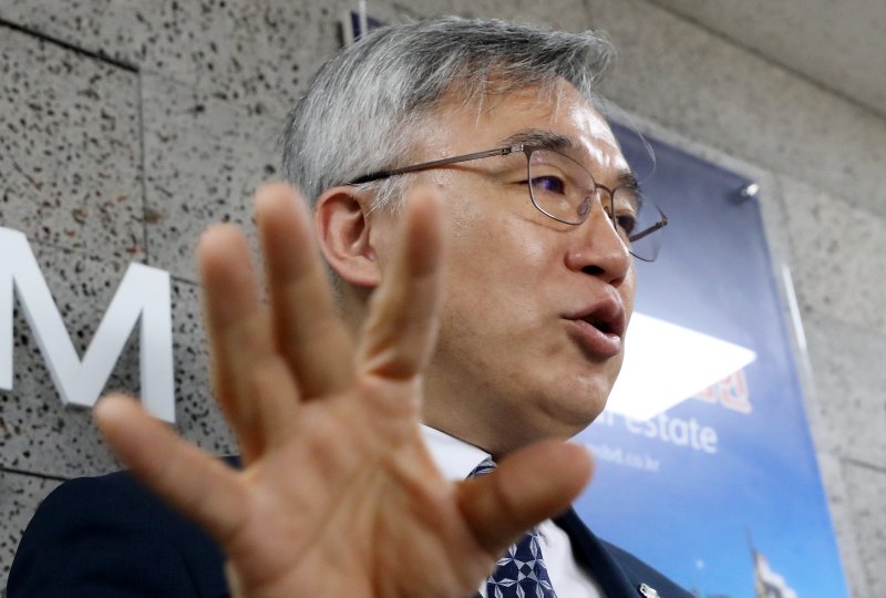 [서울=뉴시스] 고 박원순 전 서울시장 유족 측 법률대리인이었던 정철승 안전한 바카라 사이트가 지난 2023년 4월 14일 오전 서울 서초구 법무법인 더펌에서 후배 안전한 바카라 사이트 성추행 의혹 관련 기자회견을 하고 있다. (사진=뉴시스DB). 2025.05.28. photo@newsis.com