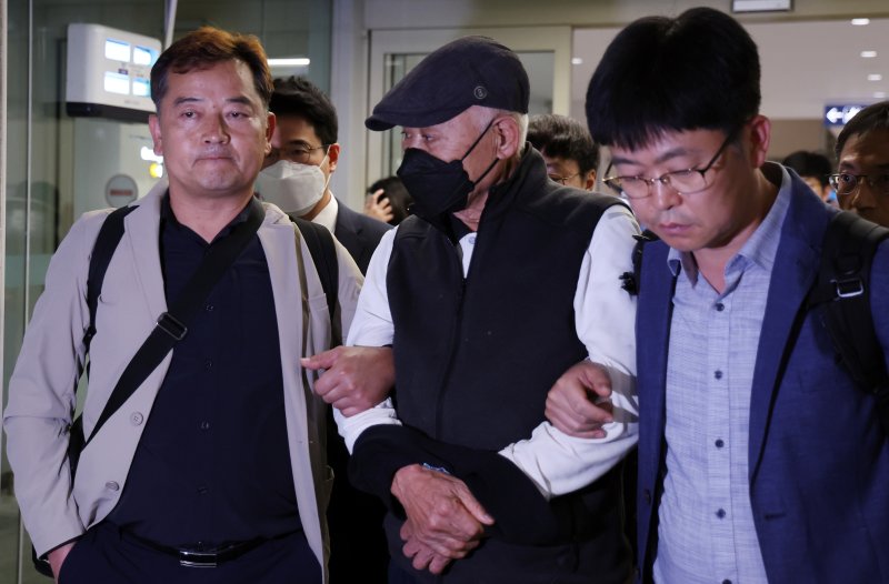 허재호 대주그룹 전 온라인 바카라사이트이 27일 오후 뉴질랜드에서 구인돼 인천공항으로 송환되고 있다. 2025.5.27/뉴스1 ⓒ News1 김명섭 기자