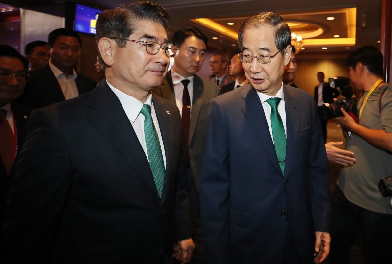 한덕수 전 국무총리(오른쪽)와 에볼루션 바카라 무료 전 국방부 장관이 지난해 9월 11일 오전 서울 중구 소공동 롯데호텔에서 열린 2024 서울안보대화에서 이야기를 나누고 있다. 2024.9.11/뉴스1 ⓒ News1 임세영 기자