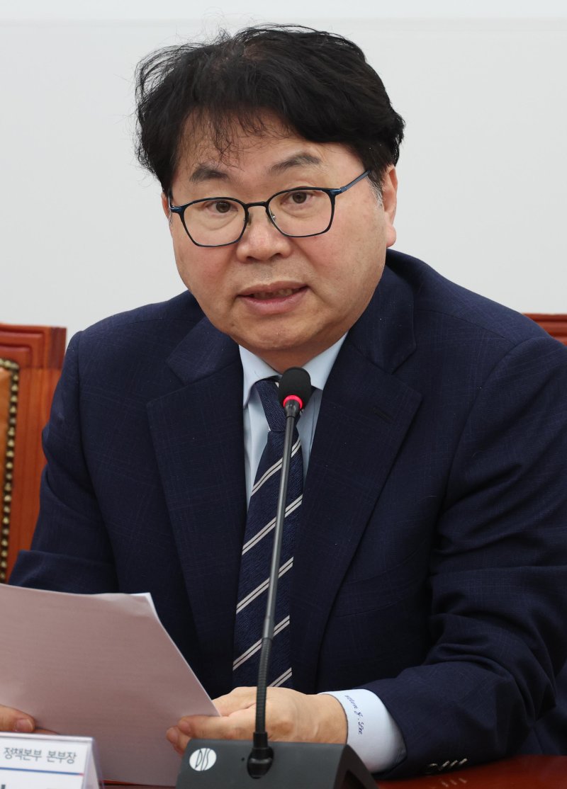[서울=뉴시스] 조성봉 기자 = 이한주 더불어라이트닝 바카라 사이트당 진짜 대한민국 중앙선대위 총괄선거대책본부 정책본부장이 지난 12일 오전 서울 여의도 국회에서 열린 제21대 대통령선거 더불어라이트닝 바카라 사이트당 10대 공약 기자간담회에서 발언을 하고 있다. 2025.05.12. suncho21@newsis.com