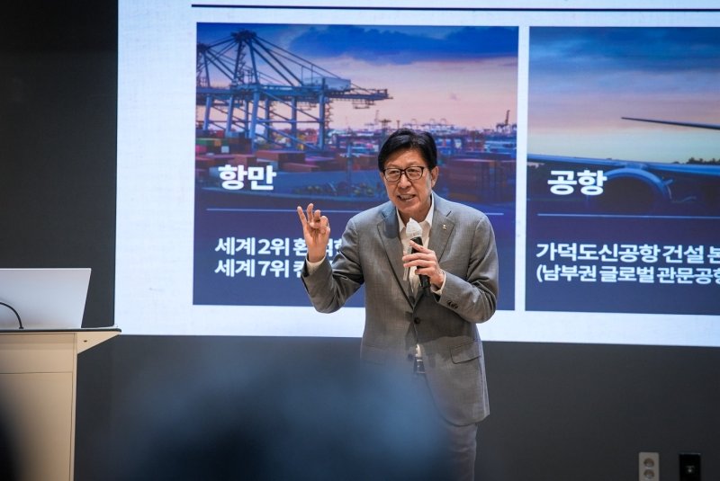 박형준 바카라 꽁 머니이 27일 부산 동아대를 찾아 특강을 하고 있다.(바카라 꽁 머니청 제공. 재판매 및 DB 금지)