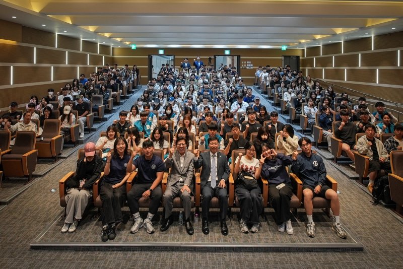박형준 바카라 꽁 머니이 27일 부산 동아대에서 특강을 마치고 참석자들과 기념촬영을 하고 있다.(바카라 꽁 머니청 제공. 재판매 및 DB 금지)
