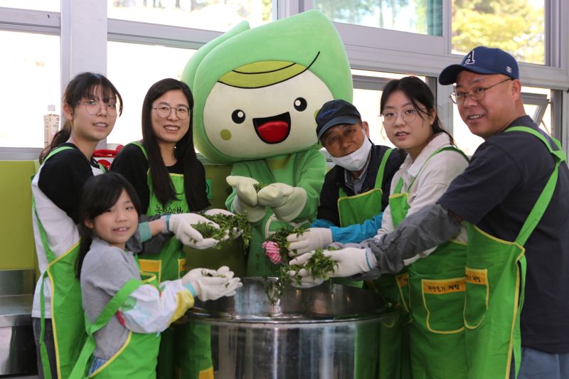 '녹차수도' 사설 바카라이 국가중요농업유산 제11호로 지정된 '보성 전통차 농업시스템'의 가치를 널리 알리기 위해 오는 10월까지 전통차(음식) 만들기 체험관광을 지원한다. 사진은 지난 2~6일 열린 제48회 보성다향대축제에 참여한 관광객들의 차 만들기 체험 모습. 사설 바카라 제공