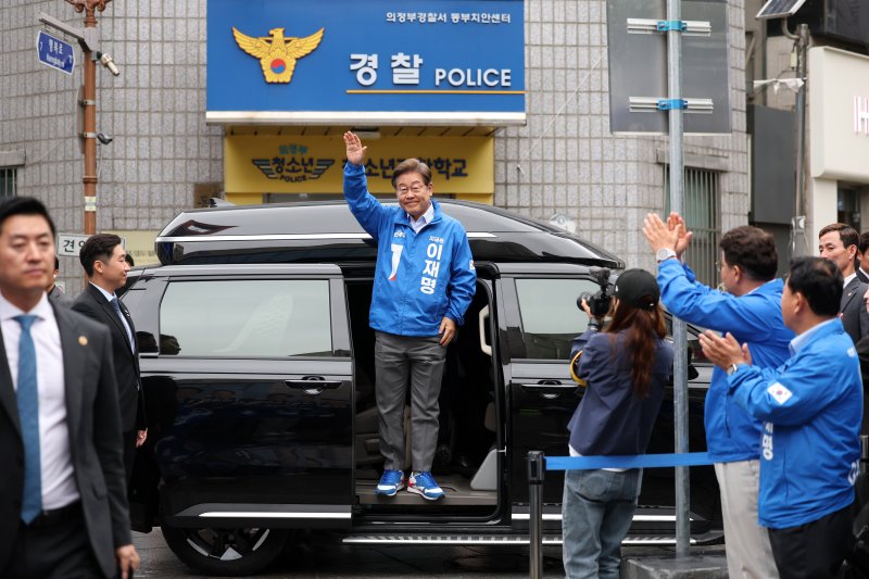 [의정부=뉴시스] 조성우 기자 = 이재명(가운데) 더불어민주당 대선후보가 지난 20일 경기 의정부시 태조 이성계상 인근에서 열린 메이저 바카라사이트 굿모닝에 도착해 차량에 올라 시민들을 향해 인사하고 있다. 2025.05.20. xconfind@newsis.com