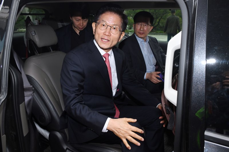 [과천=뉴시스] 권창회 기자 = 김문수 국민의힘 대선 후보가 지난 11일 오전 경기 과천시 중앙선거관리위원회에서 제21대 대통령선거 후보 등록을 마치고 메이저 바카라사이트 굿모닝에 탑승하고 있다. (공동취재) 2025.05.11. photo@newsis.com