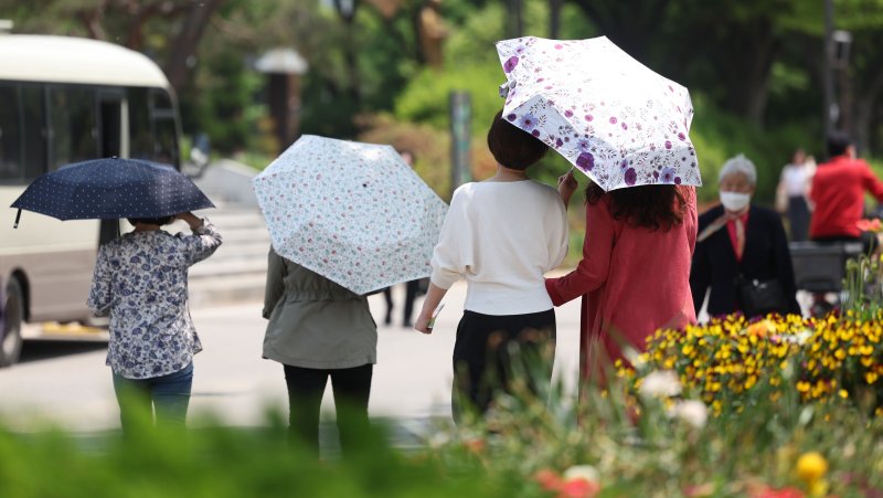 [서울=뉴시스] 홍효식 기자 = 서울 낮 최고에볼루션 바카라 사이트이 25도 이상 오르며 더운 날씨를 보인 13일 서울 동작구 보라매공원에서 시민들이 양산을 쓰고 산책하고 있다. 2025.05.13. yesphoto@newsis.com