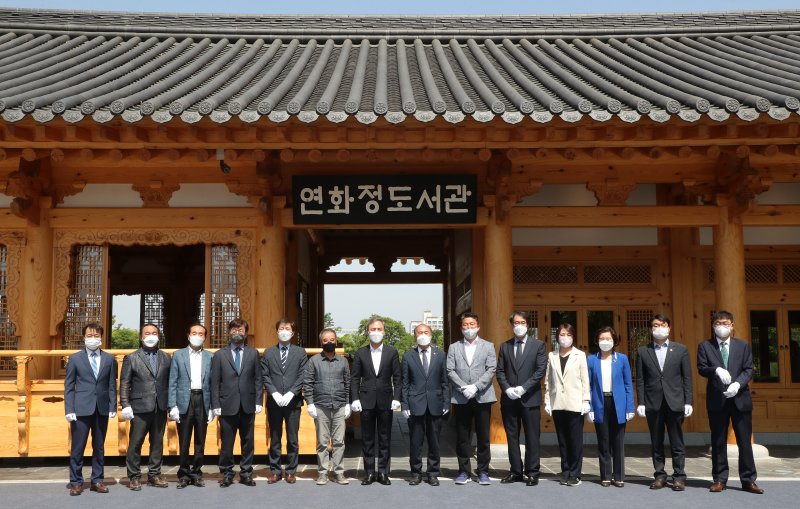 [전주=뉴시스] 전북 전주시는2022년 6월2일 덕진공원의 연화정카지노 바카라에서 김승수 시장과 김남규 시의장, 인근 주민 등이 참석한 가운데 카지노 바카라 개관식을 개최했다. (사진=뉴시스 DB). photo@newsis.com *재판매 및 DB 금지