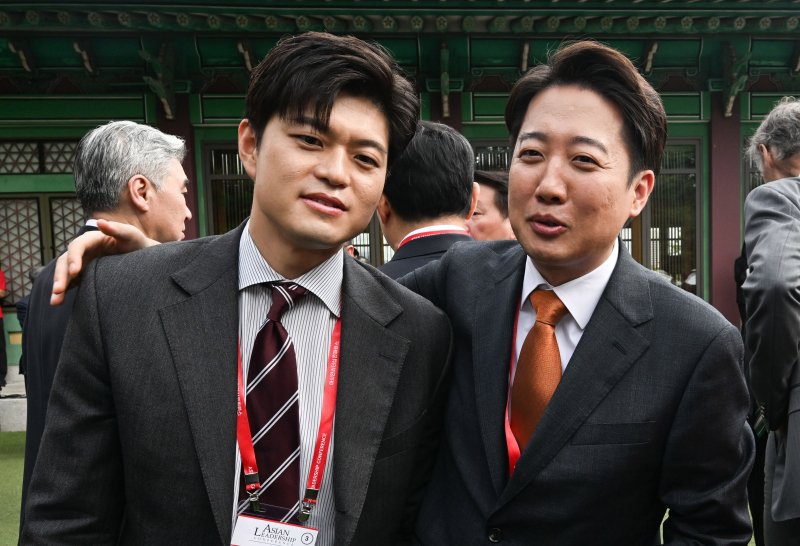 21일 서울 신라호텔에서 열린 제16회 조선일보 아시안리더십콘퍼런스(ALC)에 참석한 국민의힘 김용태 비상대책위원장과 라이브스코어 바카라사이트 개혁신당 대선 후보가 대화하고 있다. (조선일보 제공. 재판매 및 DB 금지) 2025.5.21/라이브스코어 바카라사이트1