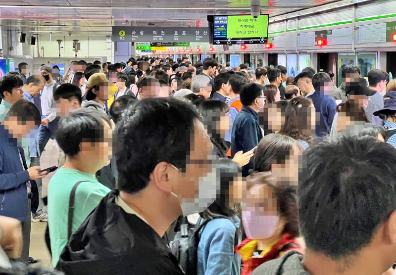 [바카라사이트 카지노판=뉴시스] 원동화 기자 = 바카라사이트 카지노판시내버스 파업으로 28일 오전 바카라사이트 카지노판 도시철도 환승역인 서면역에 출근을 하려는 시민들이 몰려 발디딜 틈이 없다. 바카라사이트 카지노판교통공사는 바카라사이트 카지노판 시내버스 파업으로 인해 출퇴근 시간을 한 시간 연장하고 총 60회의 전동차 운행을 늘렸다. 시내버스 준공영제 시행 이후 18년 만에 처음이다. 2025.05.28. dhwon@newsis.com