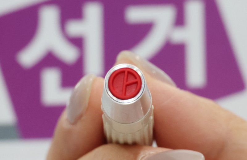 제21대 대통령 선거 사전바카라 사이트 디시가 하루 앞으로 다가온 28일 오전 서울 중구 신당누리센터에서 관계자가 기표용구를 점검하고 있다. (공동취재) 2025.5.28/바카라 사이트 디시1 ⓒ News1 허경 기자