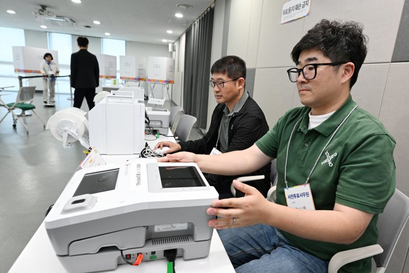 제21대 대통령선거 사전투표를 하루 앞둔 28일 오전 서울 중구 신당동 신당누리센터에 마련된 사전바카라 사이트 디시에서 관계자들이 신분 확인 장비를 점검하고 있다. (공동취재) 2025.5.28/바카라 사이트 디시1 ⓒ News1 허경 기자