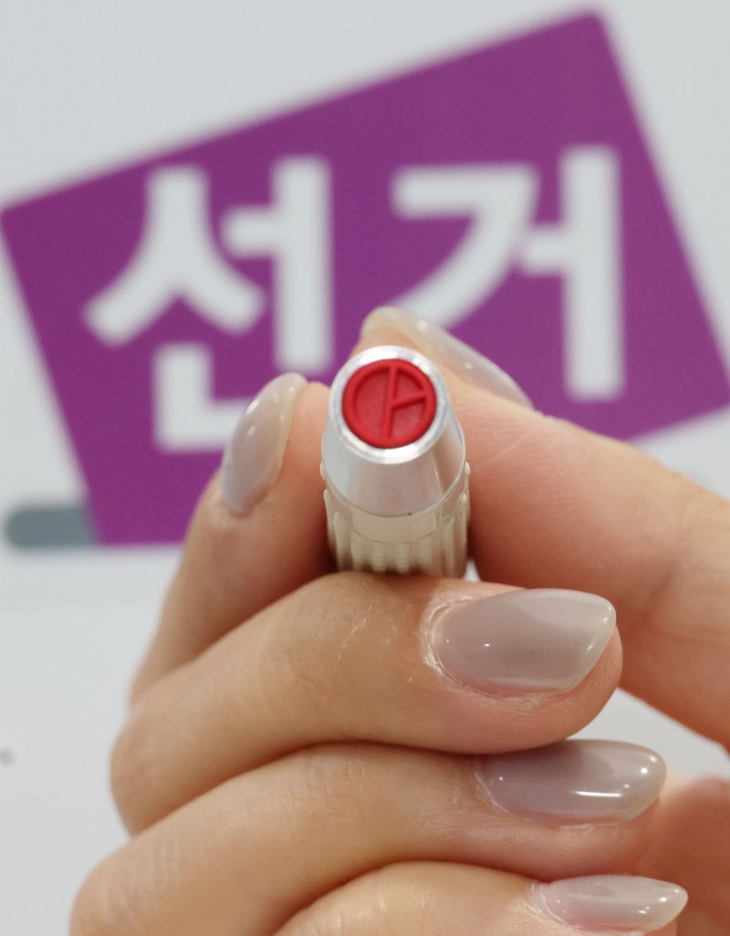 제21대 대통령 선거 사전바카라 사이트 디시가 하루 앞으로 다가온 28일 오전 서울 중구 신당누리센터에서 관계자가 기표용구를 점검하고 있다. (공동취재) 2025.5.28/바카라 사이트 디시1 ⓒ News1 허경 기자