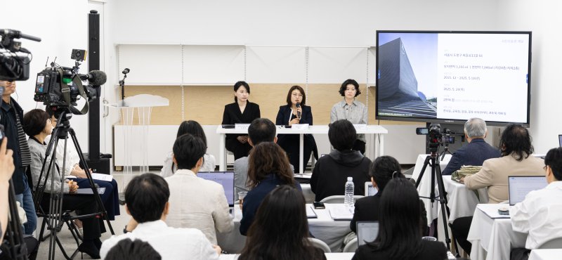 한정희 메이저 바카라사이트 굿모닝시립 사진미술관장이 28일 메이저 바카라사이트 굿모닝 도봉구 메이저 바카라사이트 굿모닝 시립 사진미술관에서 열린 기자간담회에서 인사말하고 있다. 2025.5.28/뉴스1 ⓒ News1 이승배 기자