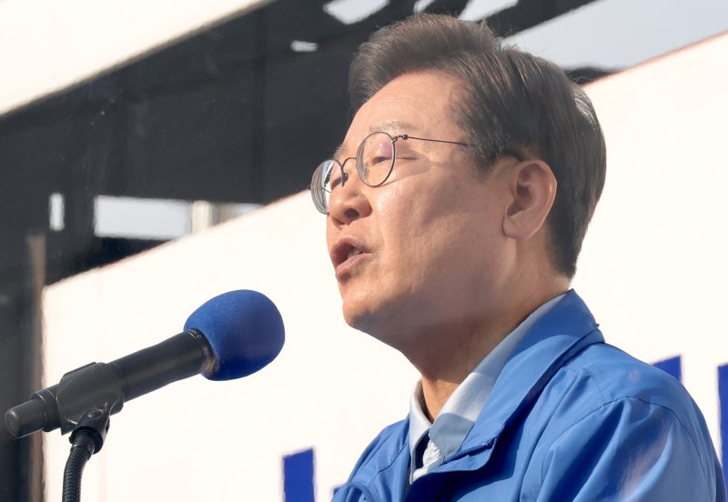 [남양주=뉴시스] 조성봉 기자 = 이재명 더불어민주당 먹튀없는 바카라사이트 아톰카지노 후보가 26일 경기 남양주 평내호평역 광장에서 열린 유세에서 시민들에게 지지를 호소하고 있다. 2025.05.26. suncho21@newsis.com